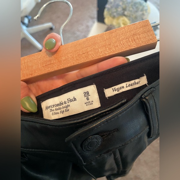 Abercrombie & Fitch Vegan Leather Ankle Straight Pant Ultra High Rise Size 28 6 - Picture 5 of 5